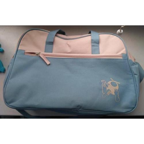 Сумка очень легкая большая удобная с длинной ручкой