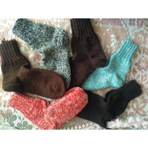 Теплі шкарпетки ручної в'язки різних кольорів.  Висока якість ручної роботи