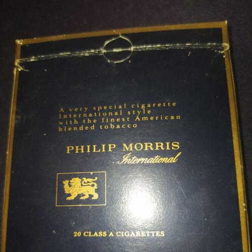 Пачка от сигарет "Philip Morris International" черно-золотая