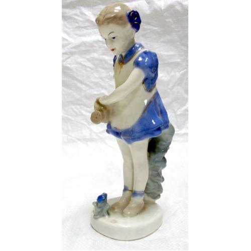 Фарфоровая статуэтка "Девочка с лейкой"
