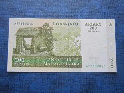 Банкнота 200 ариари (1000 франков) Мадагаскар 2004 UNC пресс