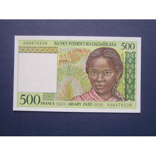 Банкнота 500 франков Мадагаскар 1995 фауна коровы быки UNC пресс