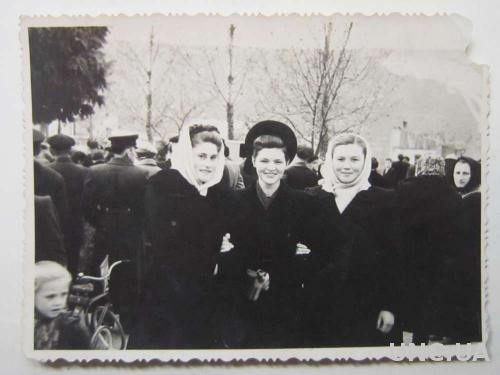 Фото старое 1950-е На демонстрации Три подружки
