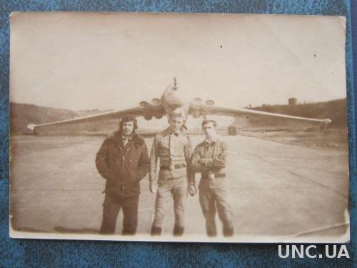 Фото старое На фоне военного самолёта

