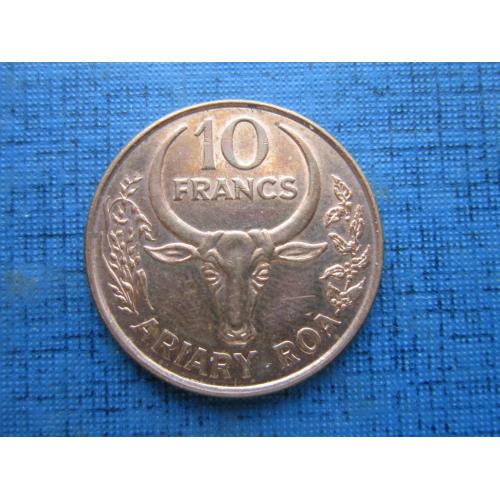 Монета 10 франков Мадагаскар 1996 фауна корова бык