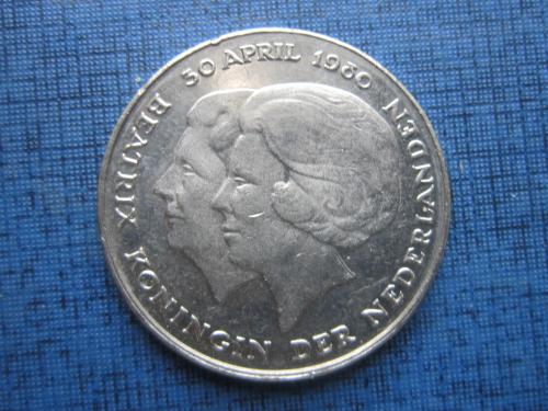 Монета 2.5 гульдена Нидерланды 1980 юбилейка коронация Беатрис