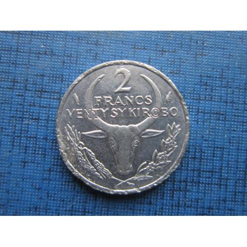 Монета 2 франка Мадагаскар 1976 фауна корова бык