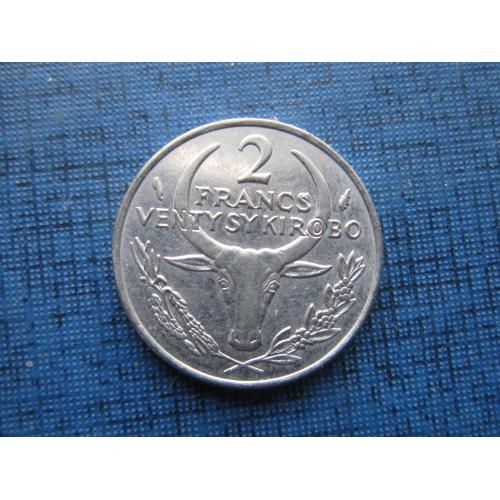 Монета 2 франка Мадагаскар 1977 фауна корова бык
