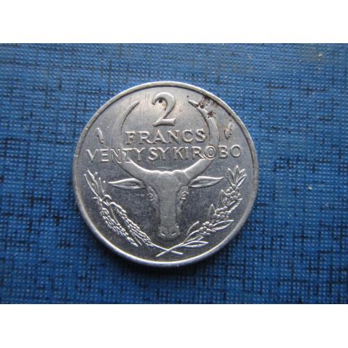 Монета 2 франка Мадагаскар 1980 фауна корова бык