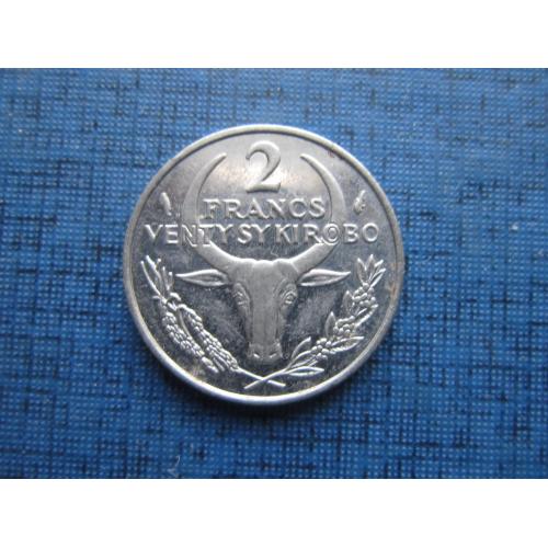 Монета 2 франка Мадагаскар 1982 фауна корова бык