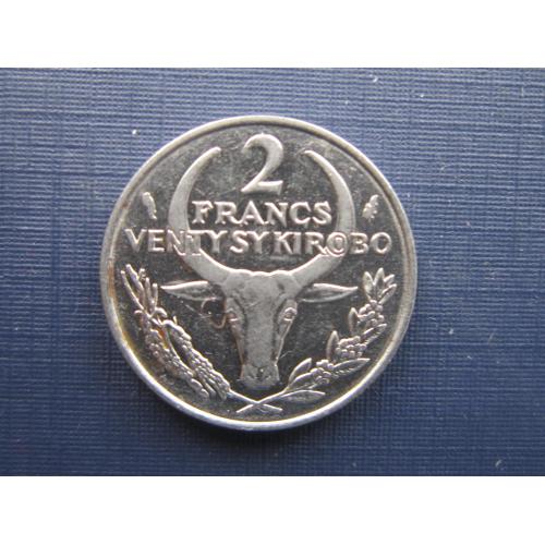 Монета 2 франка Мадагаскар 1987 фауна корова бык