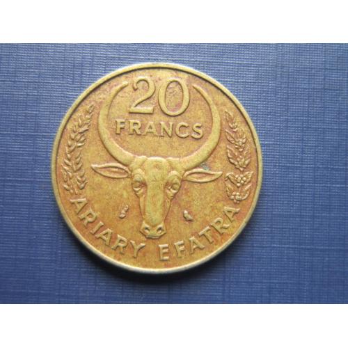 Монета 20 франков Мадагаскар 1989 фауна корова бык