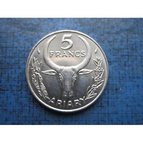 Монета 5 франков Мадагаскар 1980 фауна корова бык