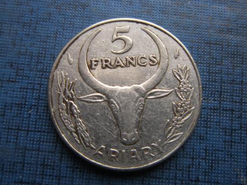 Монета 5 франков Мадагаскар 1986 фауна корова бык