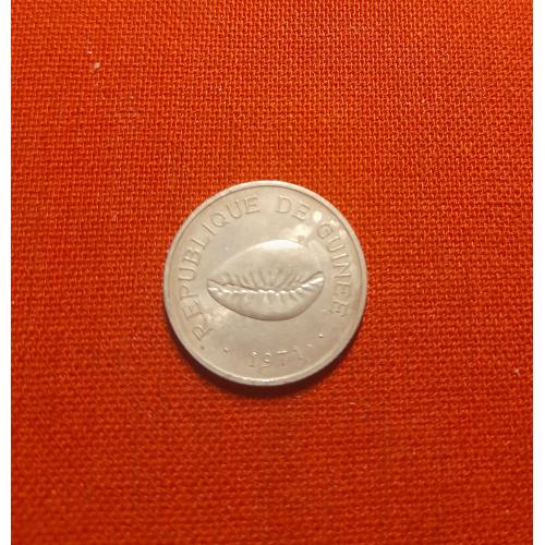 Гвинея 50 каури 1971г.Ракушка,очень редкие
