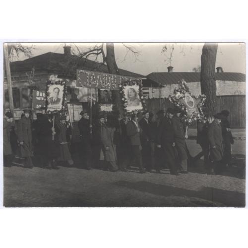 Фото 1948 Украина 31 годовщина Октябрьской революции Демонстрация Сталин Капица СССР Пропаганда