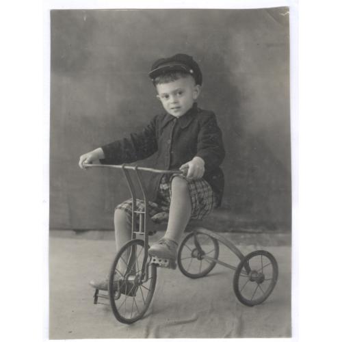 Фото 1950 год Трехколесный велосипед Игрушка Дети Мальчик Кепка Винтаж СССР Tricycle Toy USSR