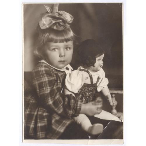 Фото Девочка 1947 Москва Игрушка кукла Платье Прическа Бант Мода Винтаж
