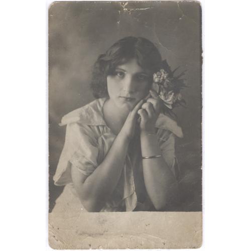 Фото Открытка Девушка 1914 Букет Цветы Прическа Блузка Браслет Мода Винтаж