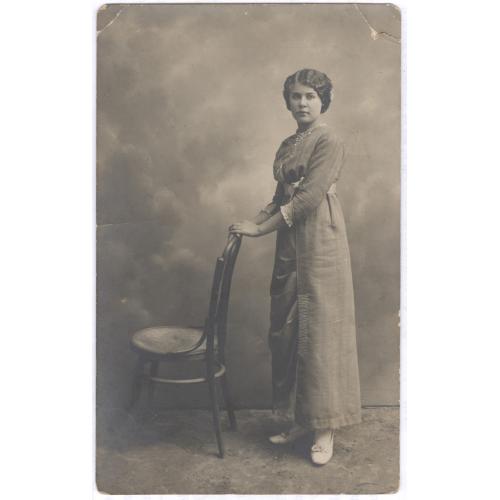 Фото Открытка Девушка 1914 Платье Туфли Прическа Мода Мебель Стул Винтаж