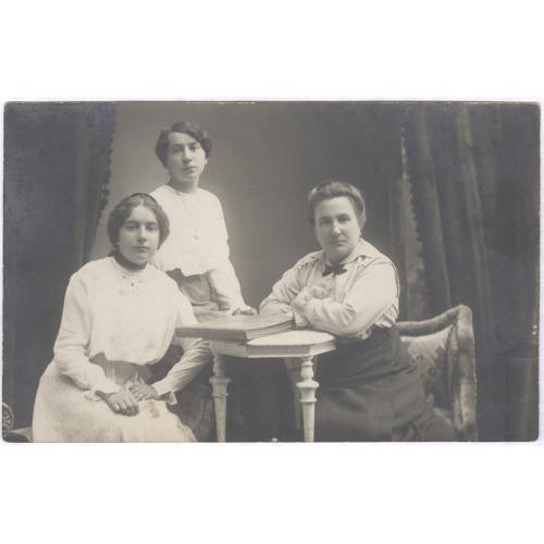 Кабинетное фото Мода блузка юбка прическа девушка женщина Винтаж