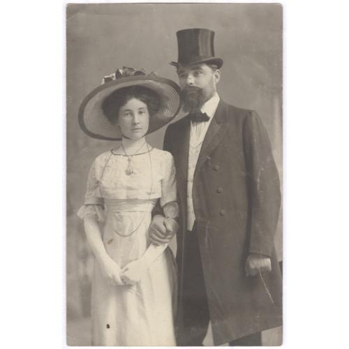 Кабинетное фото Мода шляпка платье перчатки кулон цилиндр сюртук галстук-бабочка борода Винтаж