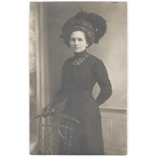 Кабинетное фото Мода шляпка платье перчатки прическа Винтаж