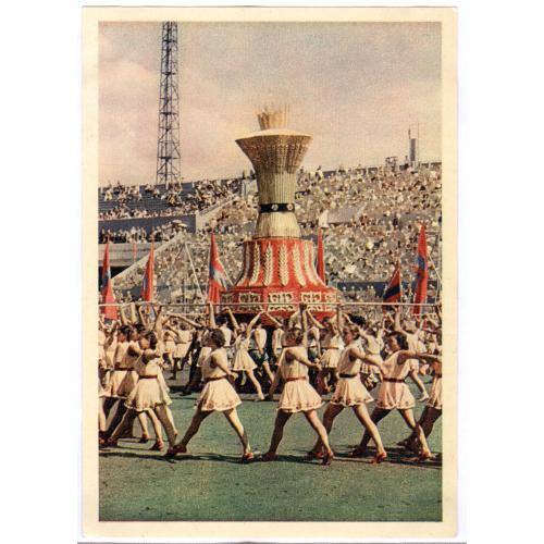 Колонна физкультурников на параде Фото А. Бочинина 1956 Издательство Правда Спорт Пропаганда СССР
