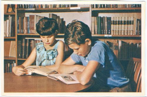 Открытка Изд. Германия ГДР Дети Ребенок Библиотека Книга Одежда Пропаганда