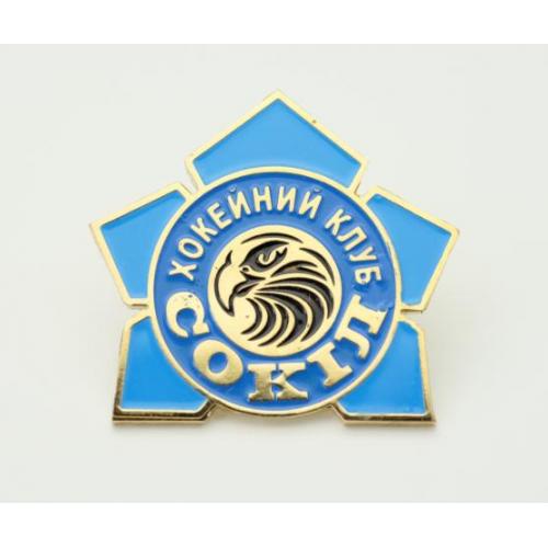 Хоккей . Большой  позолоченный значок ХК Сокол Киев тяжелый металл.