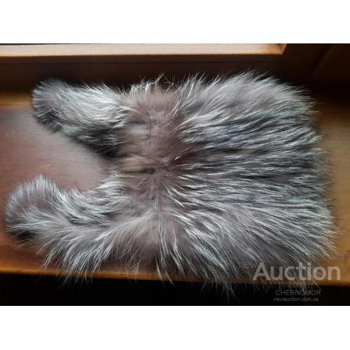 Прикольная зимняя вязанная шапка с натуральным мехом из чернобурки.