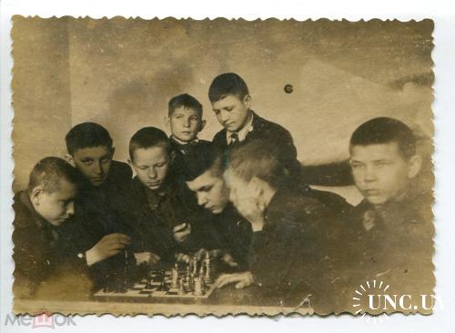 Детдомовцы играют в шахматы, г.Харьков 1938 г. Шахматы. Пионеры.