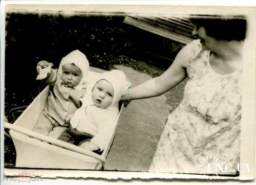 Дети. Карапузы в каляске. С мамой.