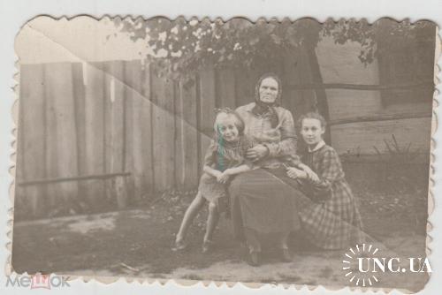 ФОТО.  Бабушка с внучками.