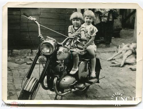 Фото. Быт в СССР.   Мотоцикл. Девочки на мотоцикле