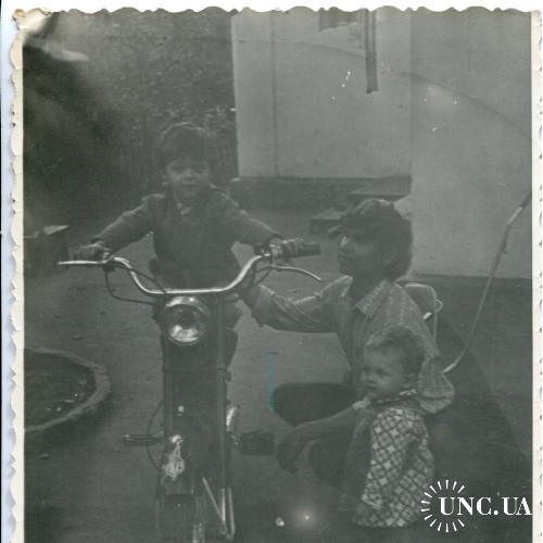 Фото. Быт в СССР.  Мотоцикл. Мальчик на мопеде.