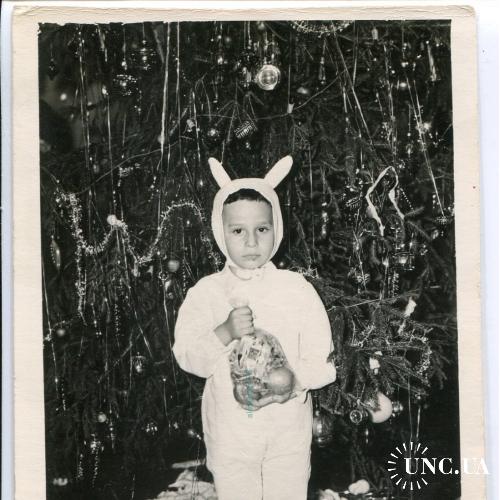 Фото. Быт в СССР. Новый год. Мальчик в костюме зайчика с подарком.