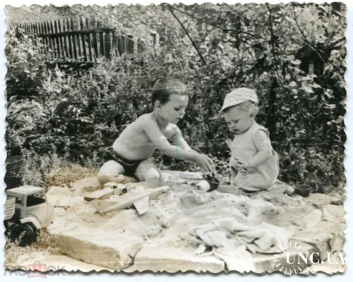 Фото. Быт в СССР.  Ню. Голый торс.  Дети играют в песочнице