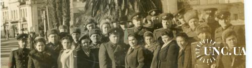 Фото. Быт в СССР.   Привет из Крыма, Офицеры с женами на отдыхе, 1952 год.