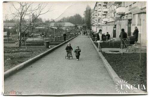 Фото. Быт в СССР. Велосипед. Детки катаются на детском велосипеде