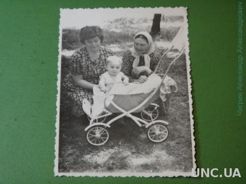 фото. Дети. Малыш. Девочка с бабушкой  мамой в коляске.