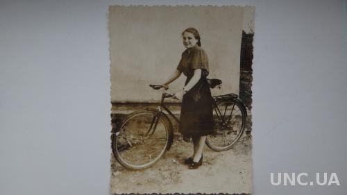 Фото. Девушка с велосипедом. Щелково.