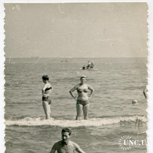 Фото. Мужчина и девушки в море.  Ню. Голый торс.