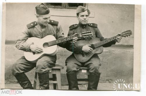 Фото. Военные. Гитара. Дуэт солдат-гитаристов