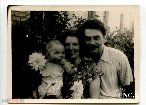 Красивая семья с карапузом. Дети. С цветочком. Усы.