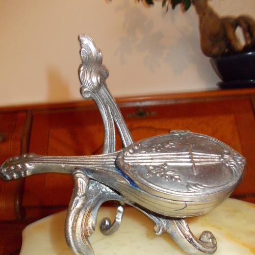 шкатулка в форме музыкального инструмента