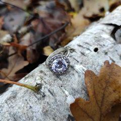 Серебрянное кольцо с вставками из камней. 
