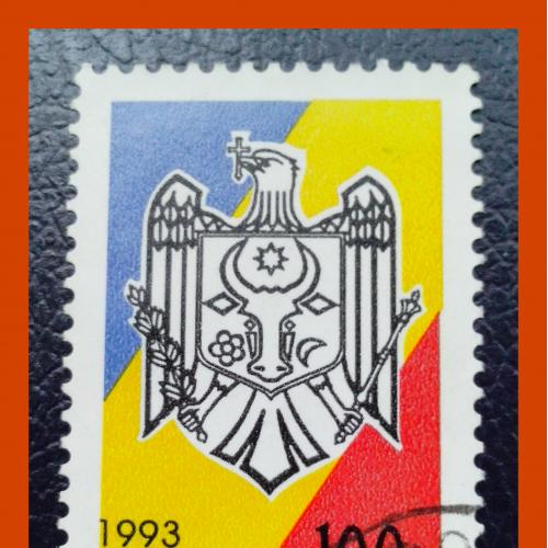 Почтовая марка Молдовы  «Герб и Флаг Молдовы» (1). 