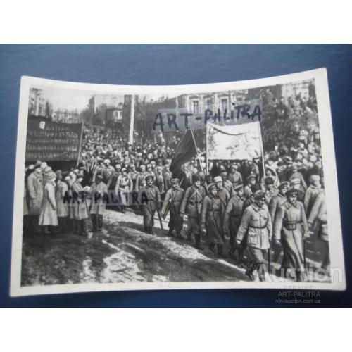 Архивное фото Армия большевиков (красных) на Софийской площади Киев 6 февраля 1919 Размер:12х18см.