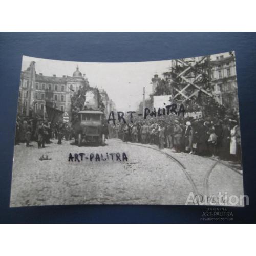 Архивное фото Першотравнева демонстрація на Софійській площі Київ 1 Травня 1919 Размер:12х18см.